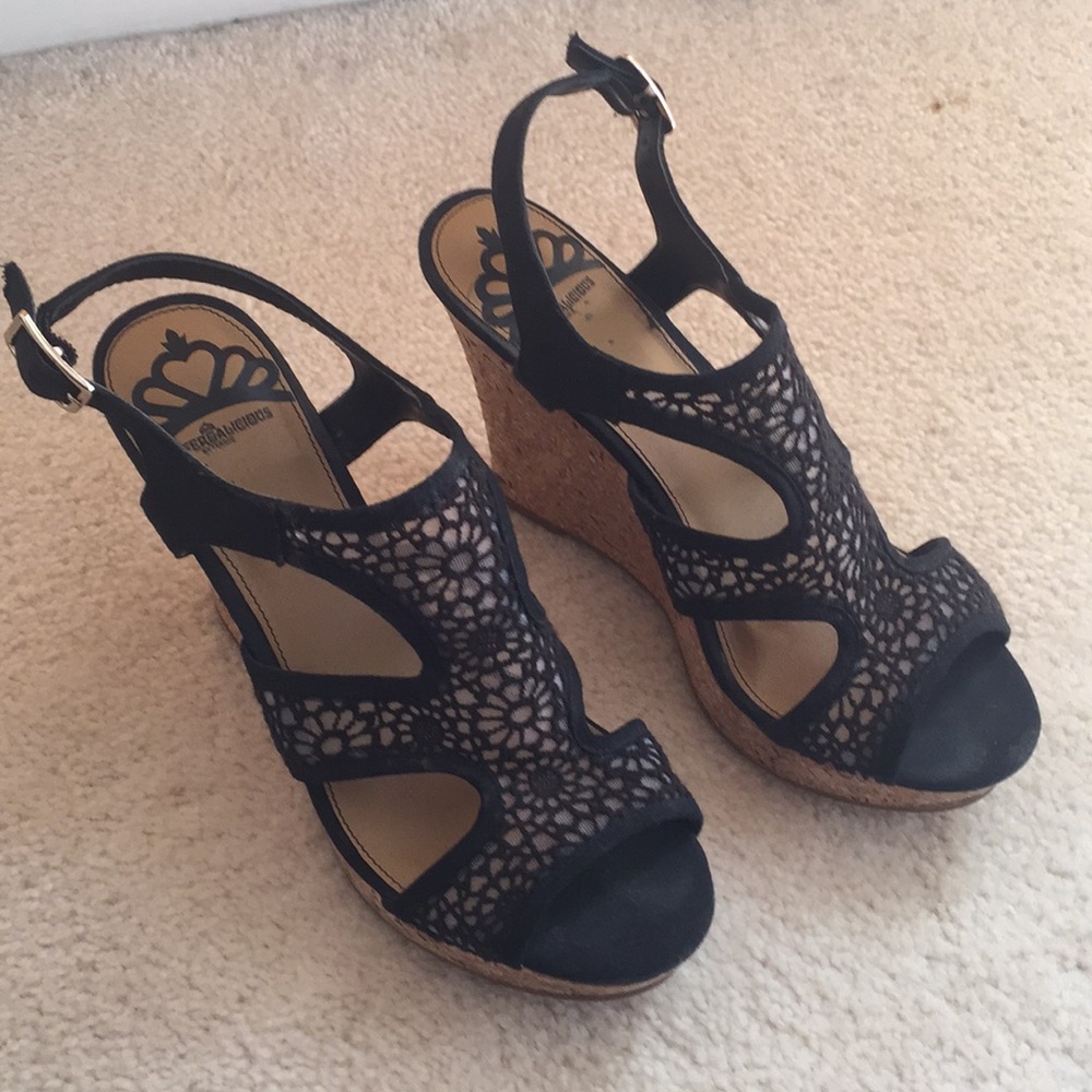 Black wedges